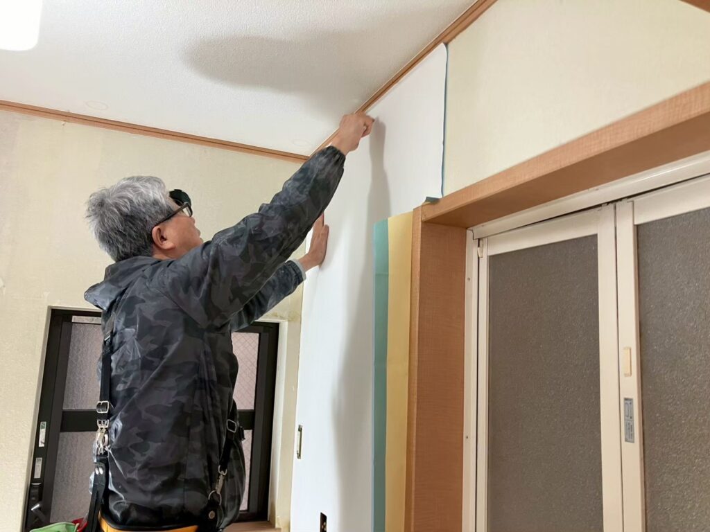 新しいクロスを貼っている様子